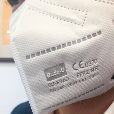 Buda-U 5 mette a strati la maschera polverizzata del respiratore FFP2 misura molto attentamente al fronte